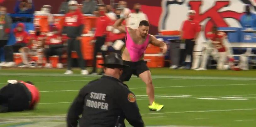 Super Bowl streaker charged with trespassing after 4th quarter publicity  stunt