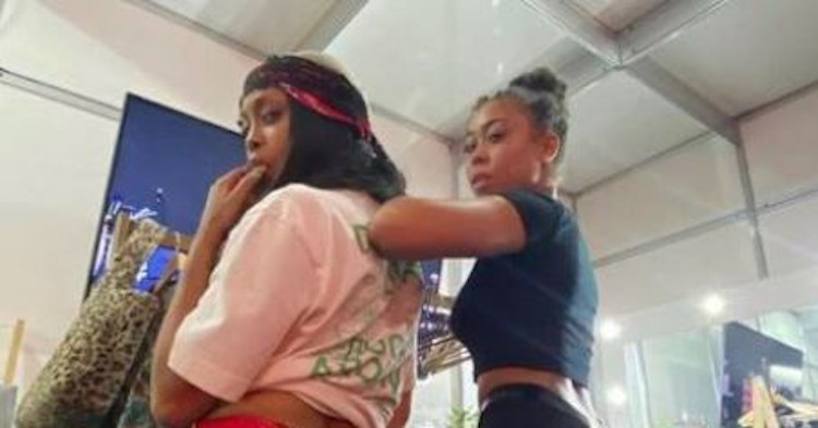 Kostbaar Schat heuvel Erykah Badu Bonds With Her Daughter Puma Curry By Flashing Booty :: Hip-Hop  Lately