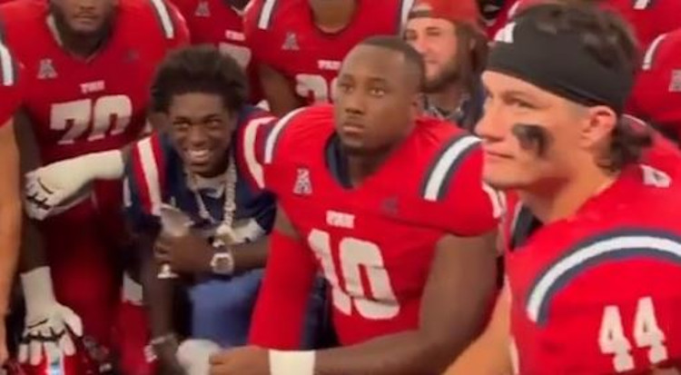 Kodak Black got the FAU locker room fired up 🔥 (via faufootball/IG) #cfb 