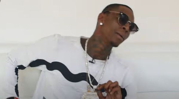 Watch Soulja Boy's Chain fall Apart While He Performs