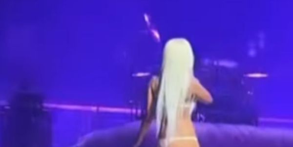 Doja Cat Twerks On Stage But her Cheeks aren't Moving Right